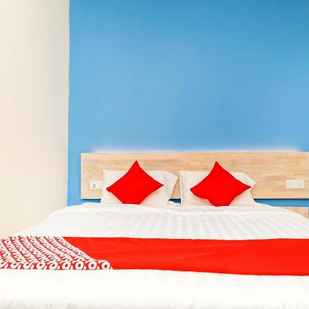 Oyo 778 Bmw 2 Hotel Muar Eksteriør billede